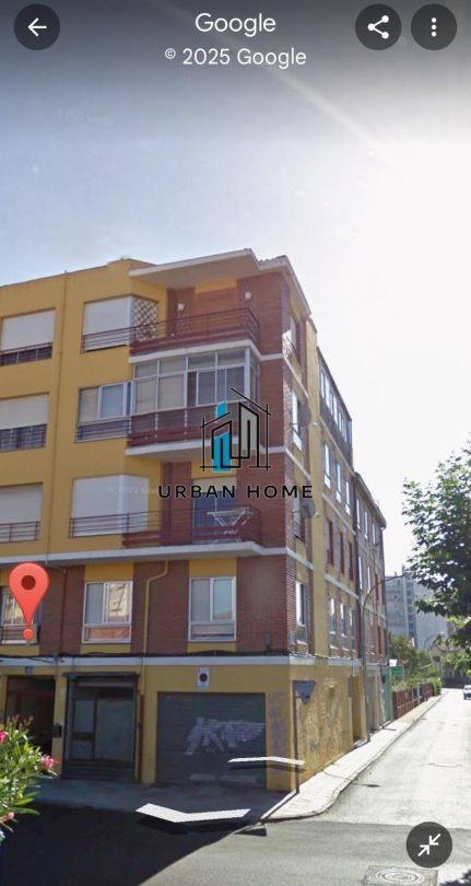 Vista exterior de Pis en venda en León Capital  amb Calefacció, Terrassa i Traster