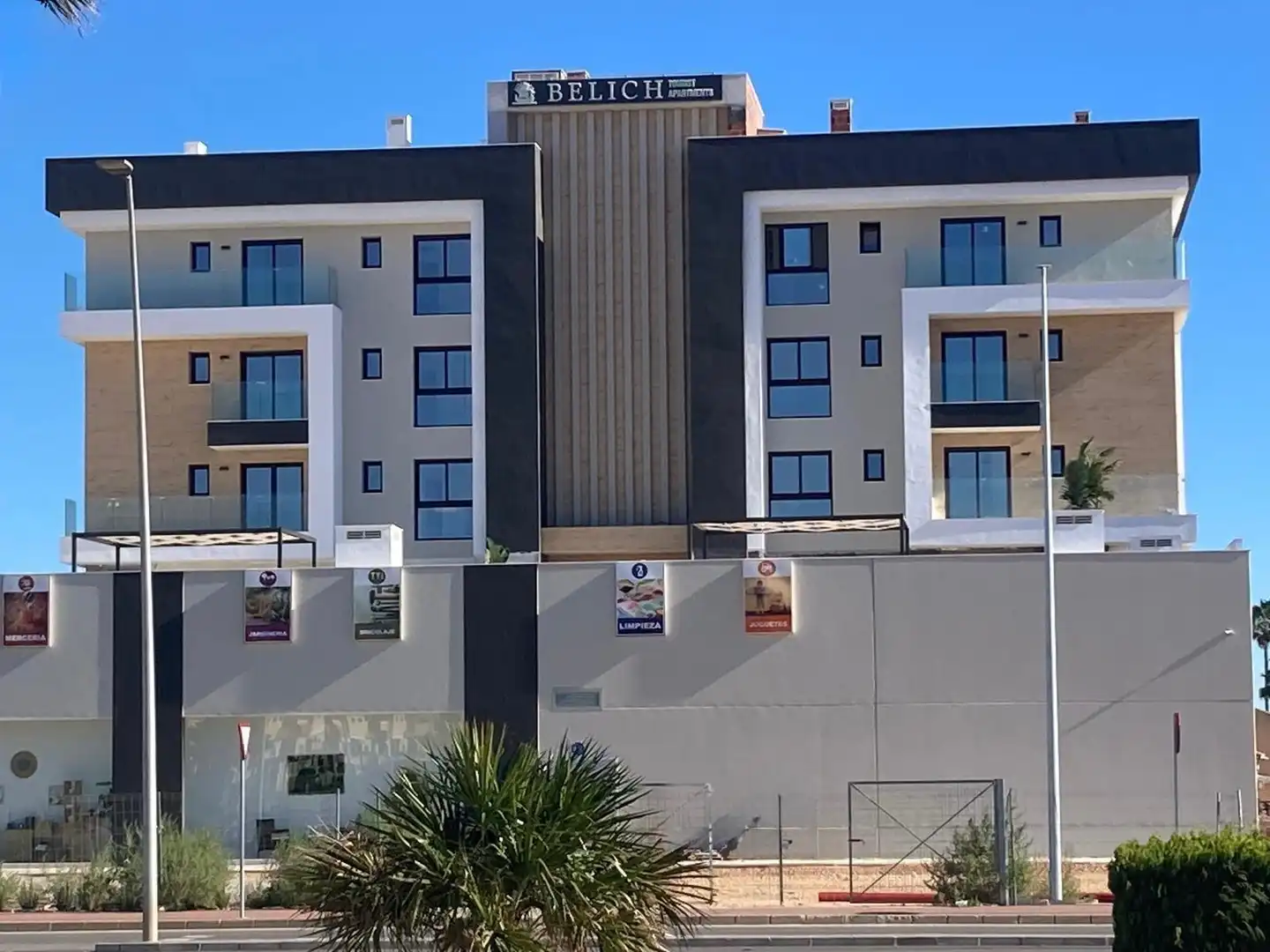 Vista exterior de Àtic en venda en Los Alcázares amb Terrassa, Moblat i Balcó
