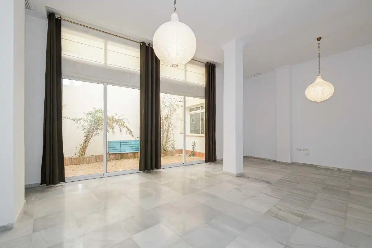 Außenansicht von Erdgeschoss zum Verkauf in Sevilla mit Heizung, Terrasse und Balkon