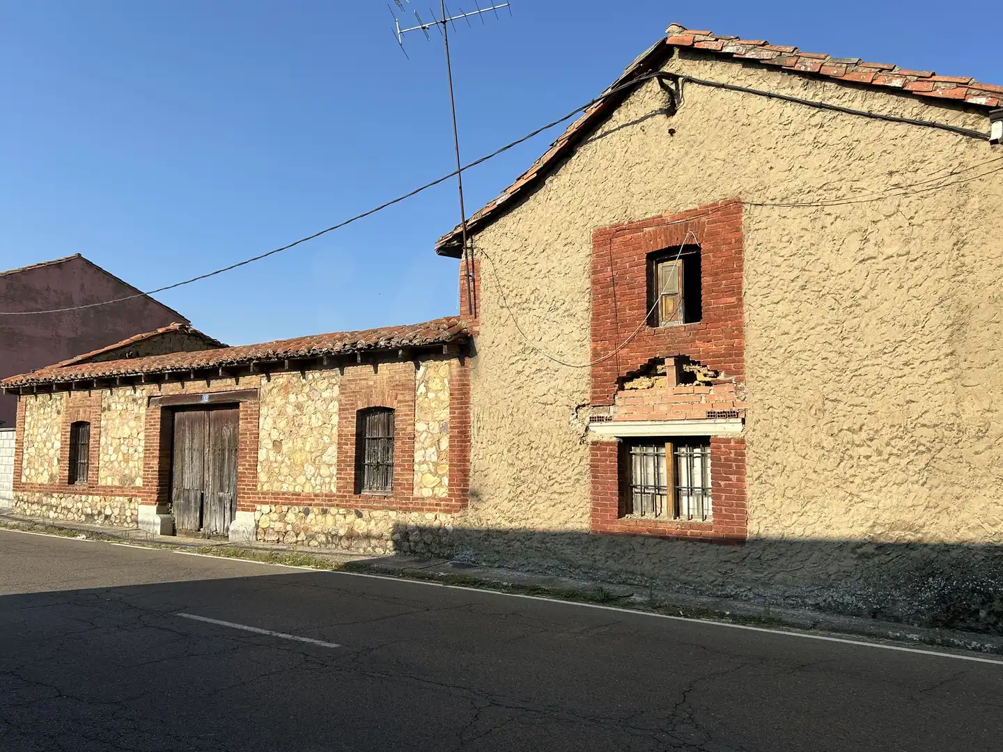 Außenansicht von Gebäude zum Verkauf in Cuadros
