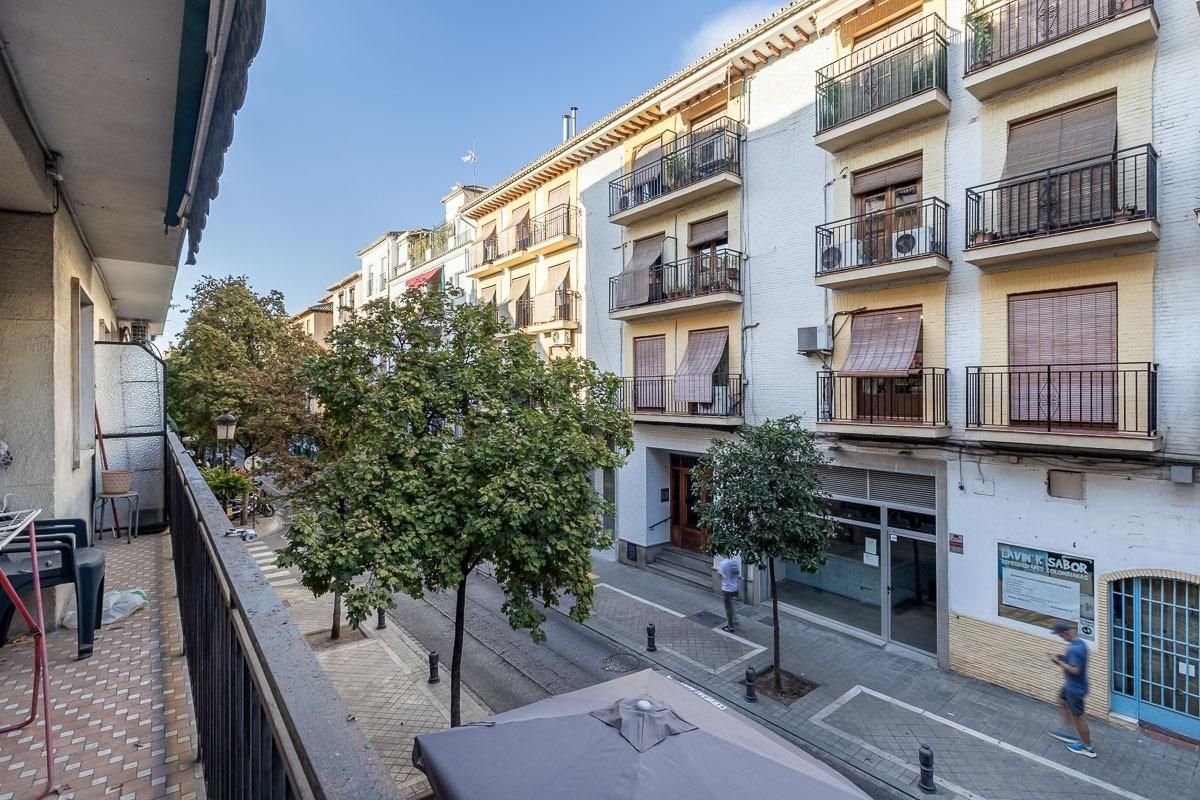 Exterior view of Flat for sale in  Granada Capital  with Terrace and Balcony
