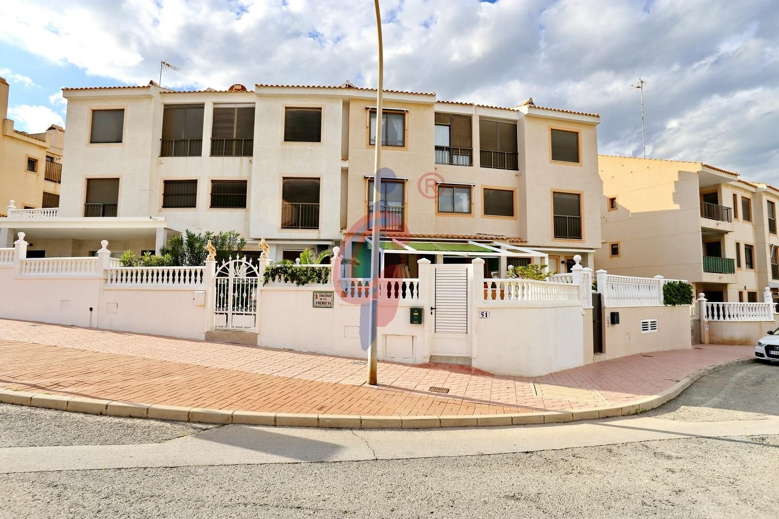 Exterior view of Single-family semi-detached for sale in Guardamar del Segura  with Air Conditioner, Private garden and Terrace