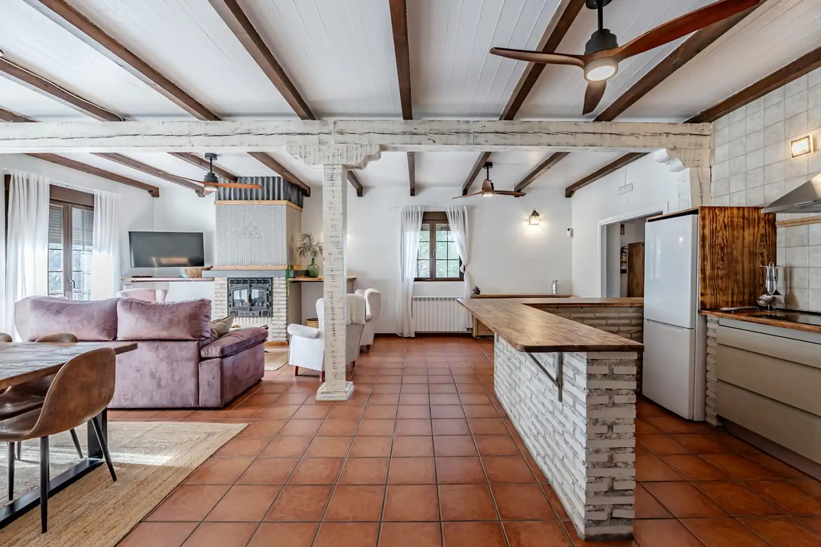 Sala d'estar de Finca rústica en venda en El Tiemblo  amb Calefacció, Jardí privat i Terrassa