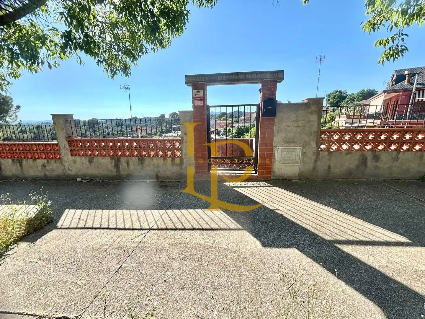 Vista exterior de Casa o xalet en venda en Rubí amb Jardí privat, Terrassa i Traster
