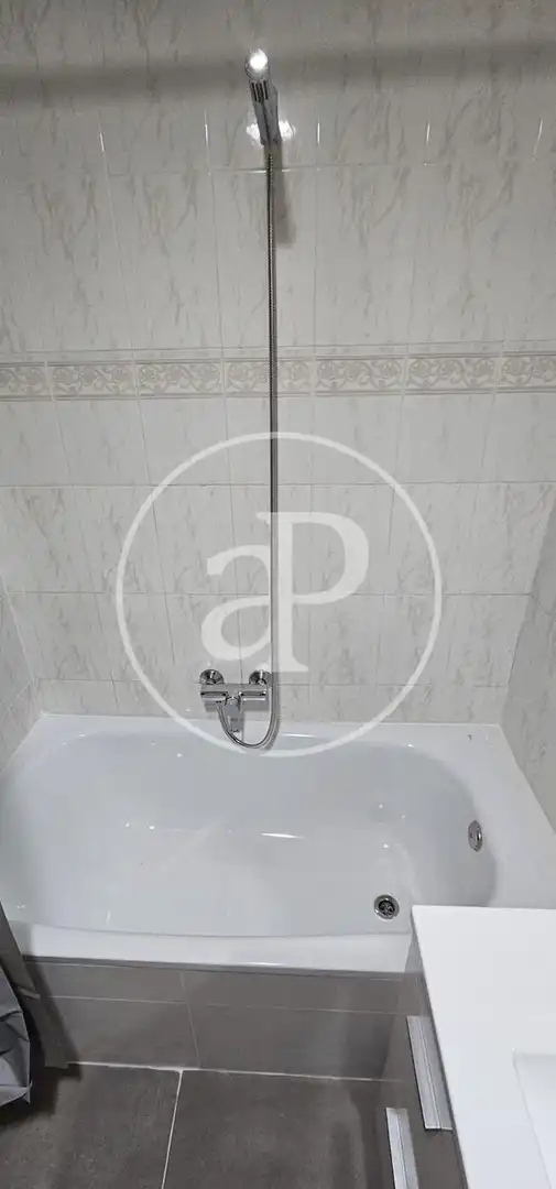 Bany de Pis de lloguer en Valencia amb Aire condicionat, Calefacció i Moblat