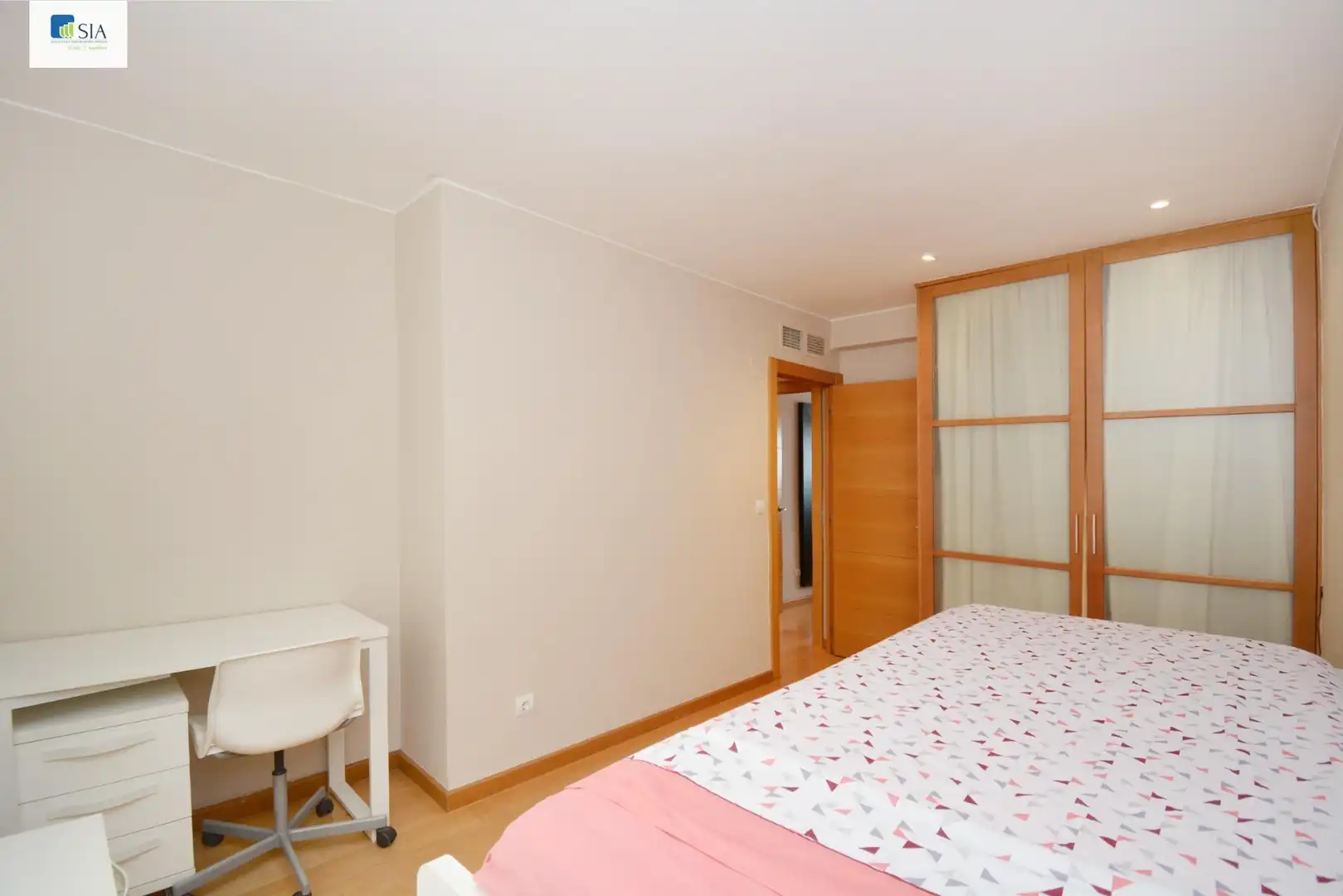 Habitación de Piso de alquiler en Zaragoza con Aire acondicionado, Calefacción y Amueblado