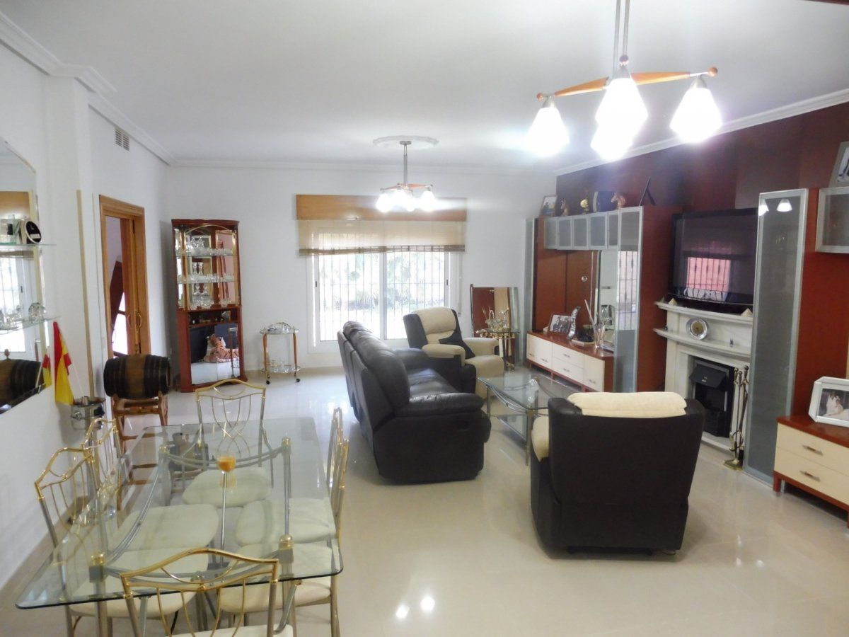 Sala d'estar de Casa o xalet en venda en Chipiona amb Aire condicionat, Jardí privat i Piscina
