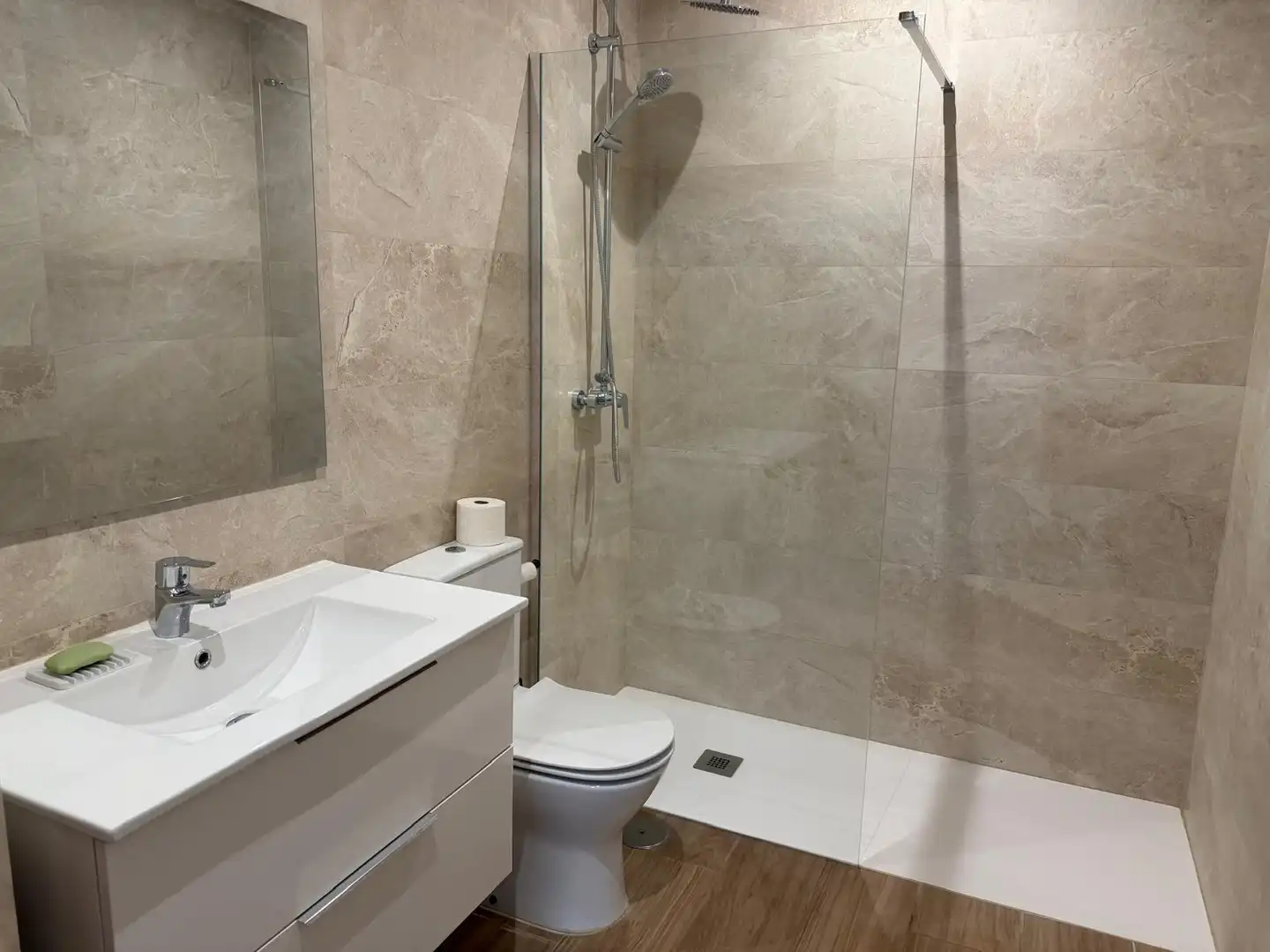 Baño de Apartamento de alquiler en Torremolinos con Aire acondicionado, Calefacción y Amueblado