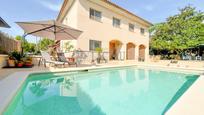 Vista exterior de Casa o xalet en venda en Vilanova i la Geltrú amb Aire condicionat, Terrassa i Piscina