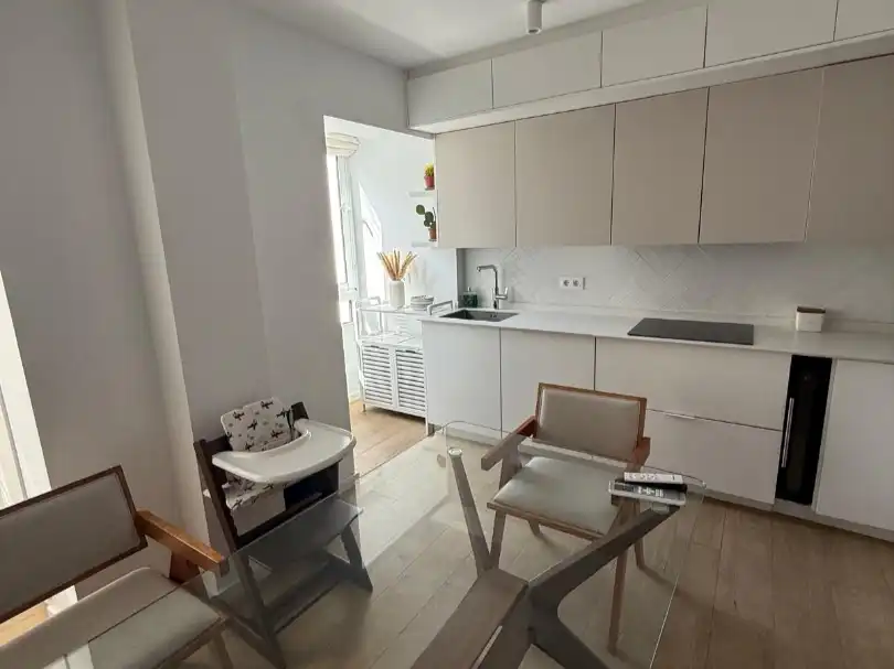 Küche von Wohnung zum Verkauf in  Sevilla Capital mit Klimaanlage und Balkon