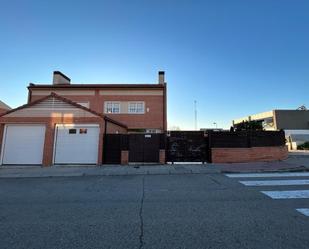 Vista exterior de Casa adosada en venda en Villalbilla amb Piscina