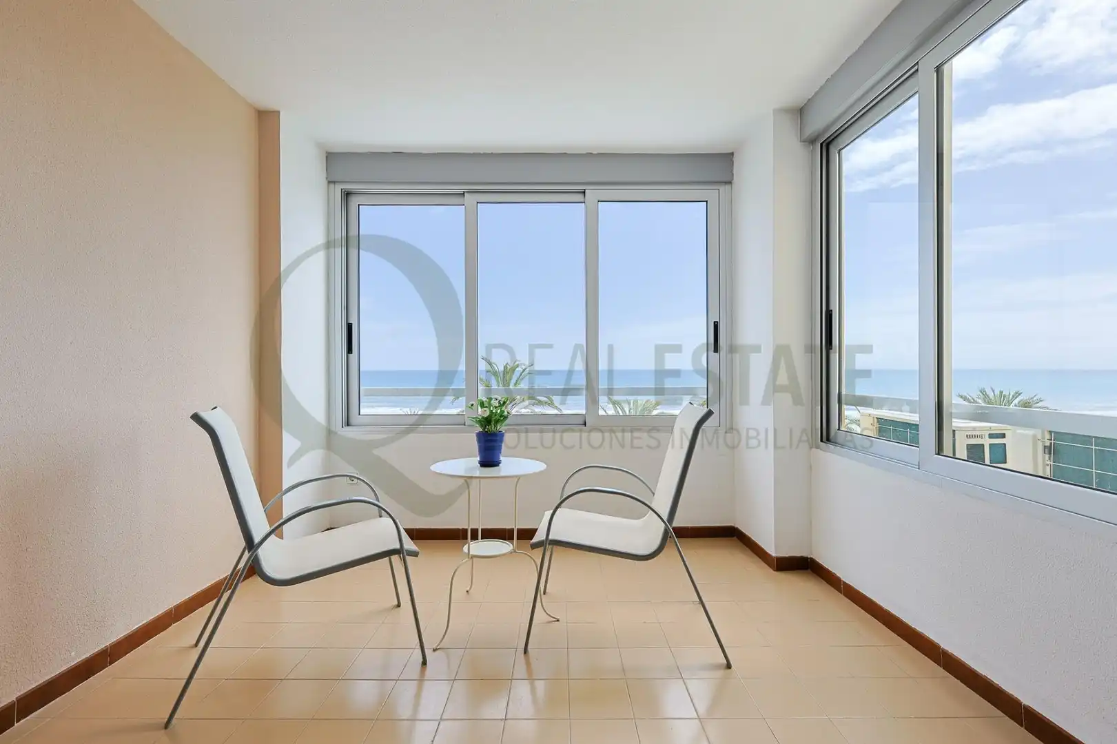 Wohnung zum Verkauf in Alicante / Alacant mit Klimaanlage, Heizung und Privatgarten