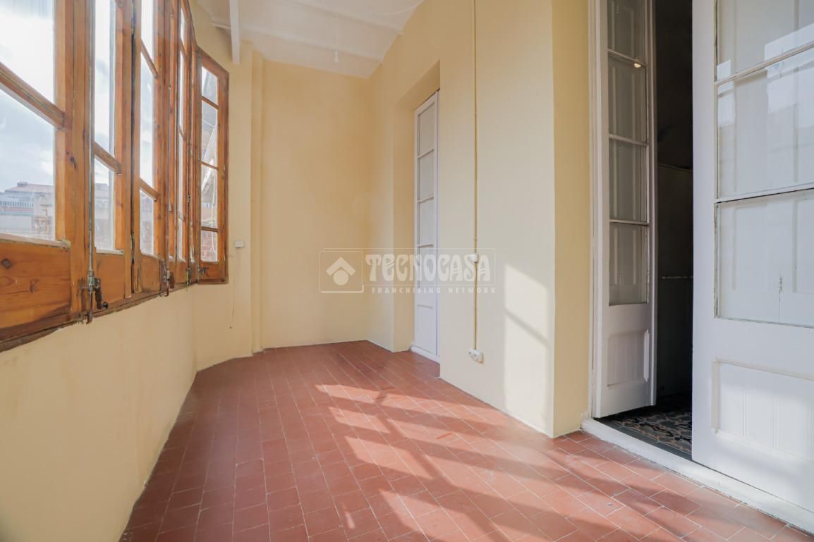 Piso en venta en  Barcelona Capital con Balcón
