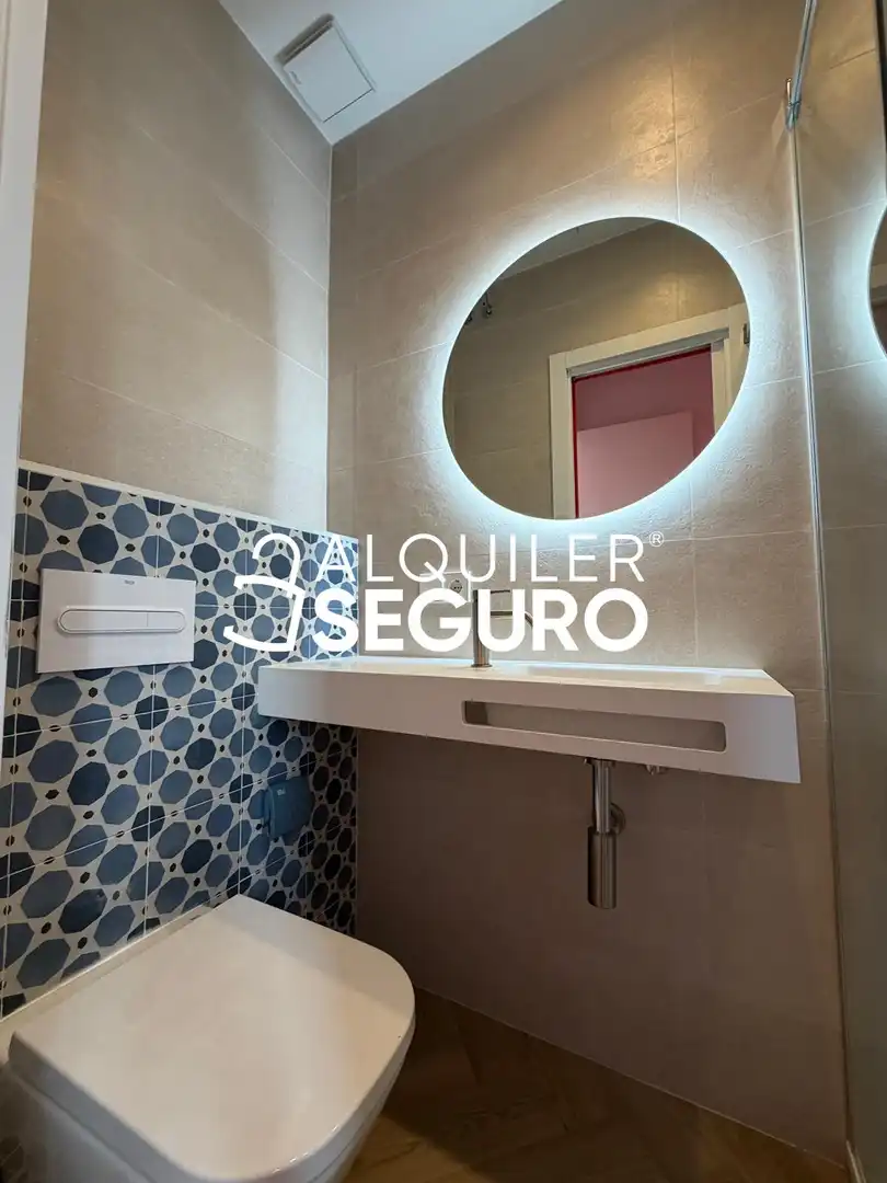 Baño de Piso de alquiler en Madrid con Aire acondicionado, Calefacción y Amueblado