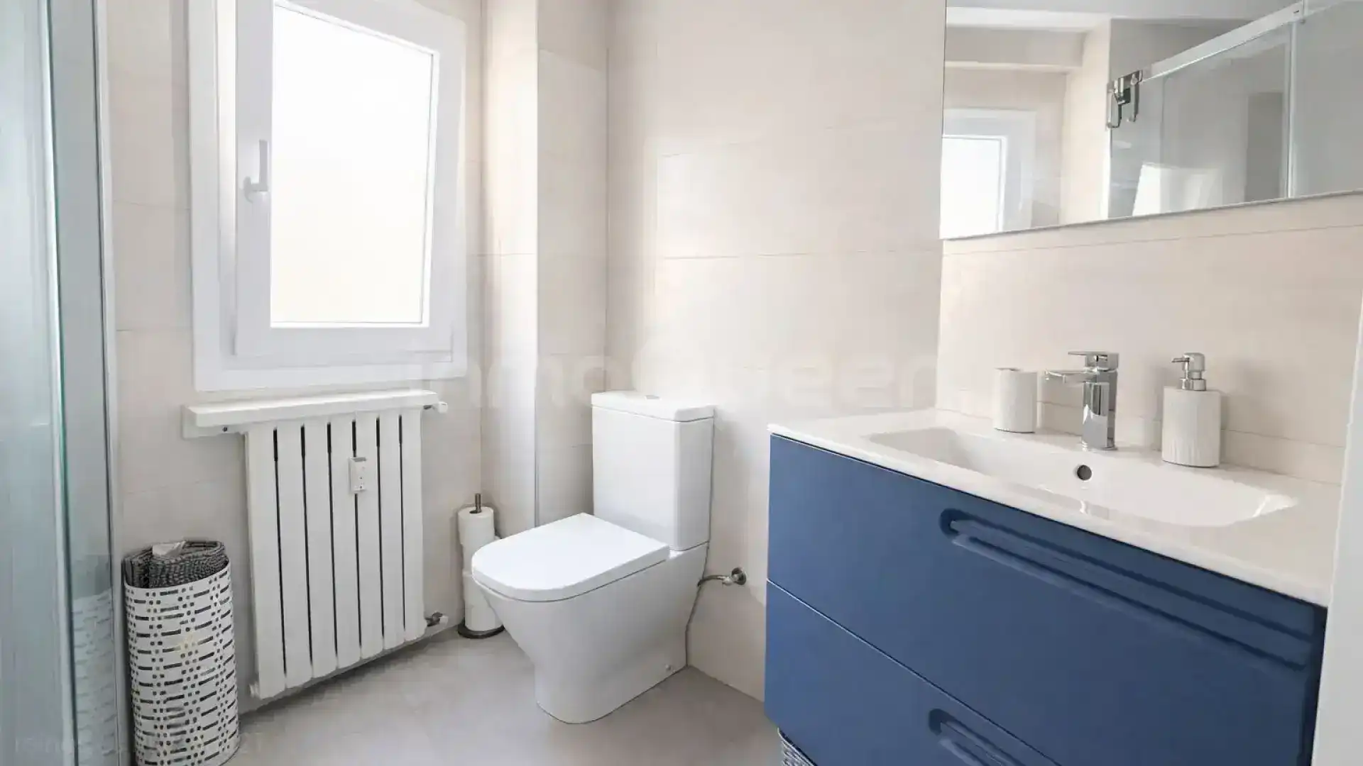 Bathroom of Flat for sale in Zaragoza  with Heating, Terrace and Furnished