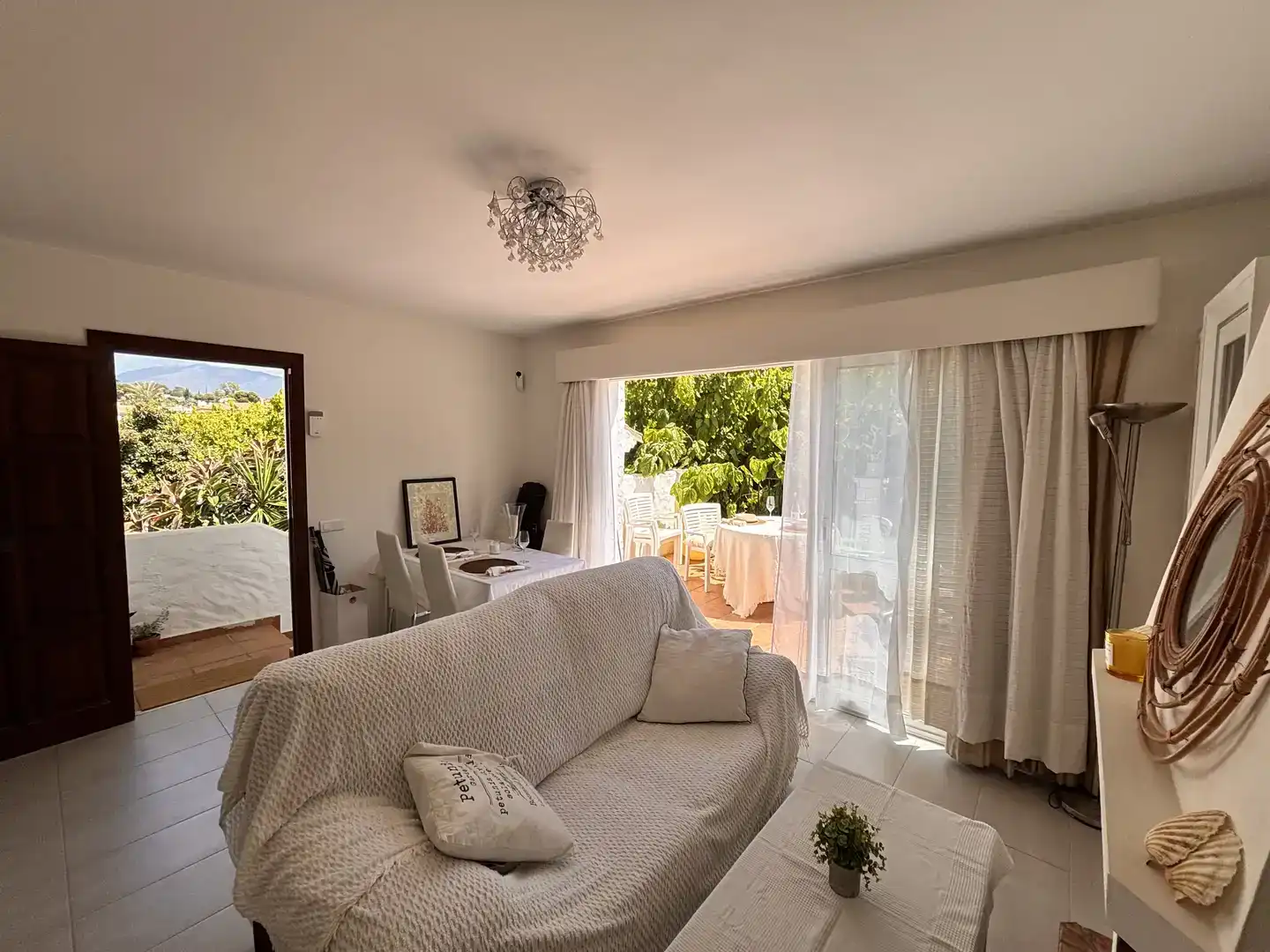 Sala de estar de Apartamento para compartir en Estepona con Aire acondicionado, Trastero y Piscina