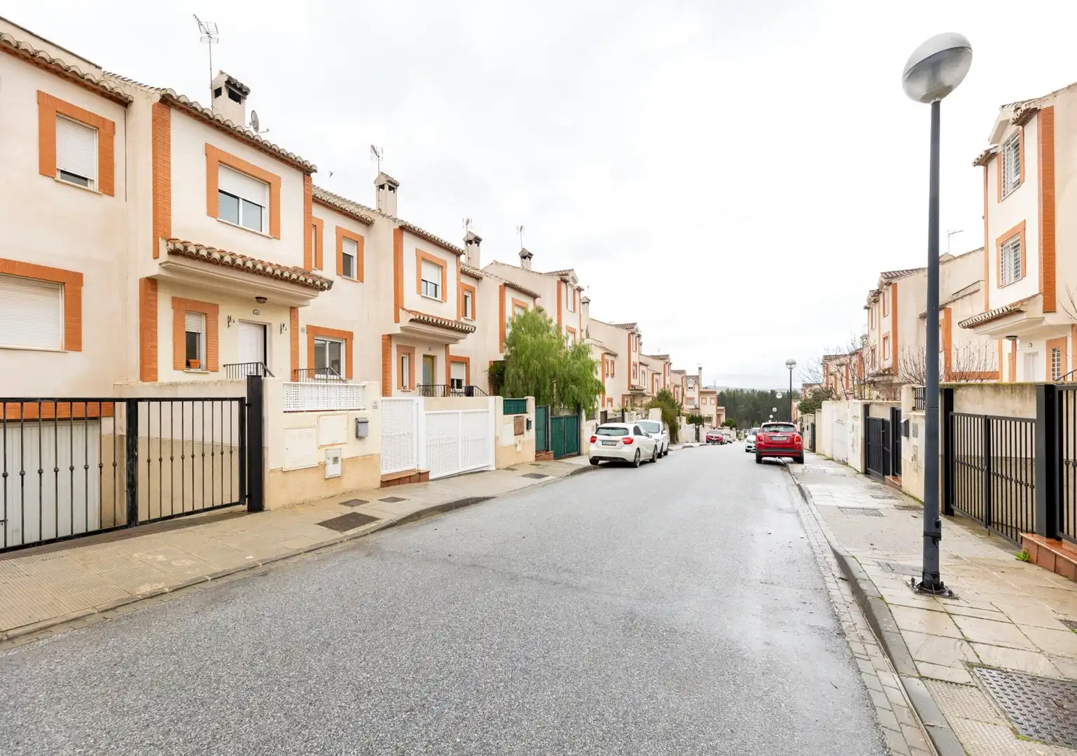 Vista exterior de Casa adosada en venta en Atarfe con Terraza, Alarma y Piscina comunitaria