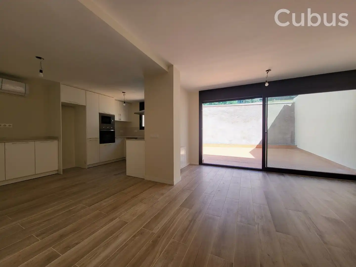 Sala d'estar de Casa adosada en venda en Olot amb Aire condicionat, Calefacció i Balcó