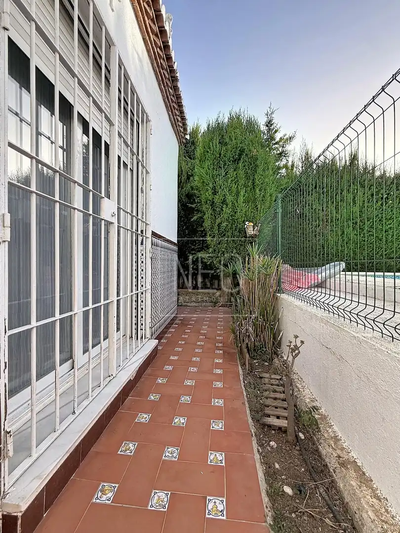 Vista exterior de Casa adosada en venda en La Zubia amb Aire condicionat, Calefacció i Jardí privat