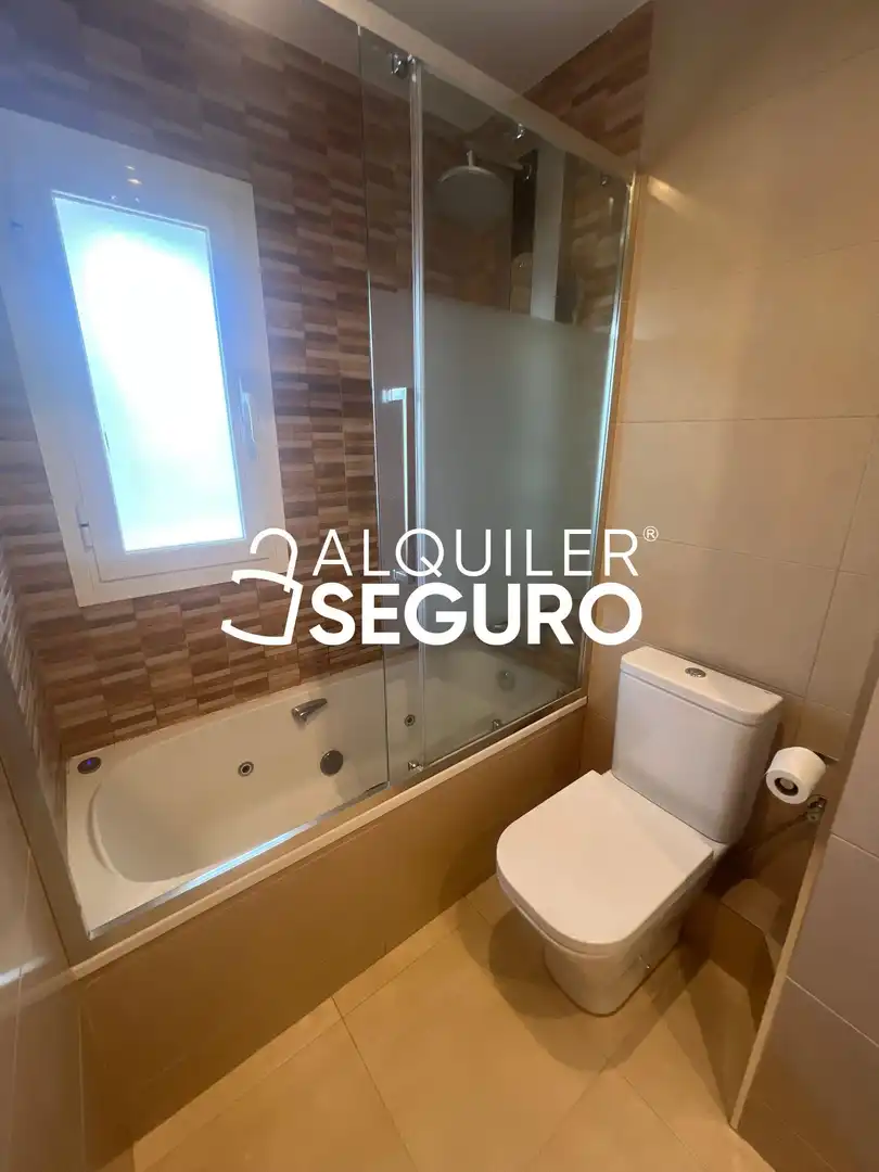 Bathroom of Flat for rent in Madrid  with Air Conditioner, Heating and Terrace
