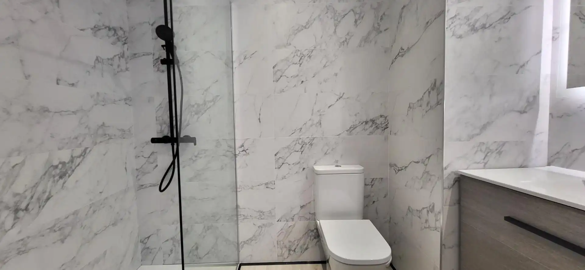 Badezimmer von Wohnungen zum Verkauf in Marbella mit Privatgarten und Gemeinschaftspool