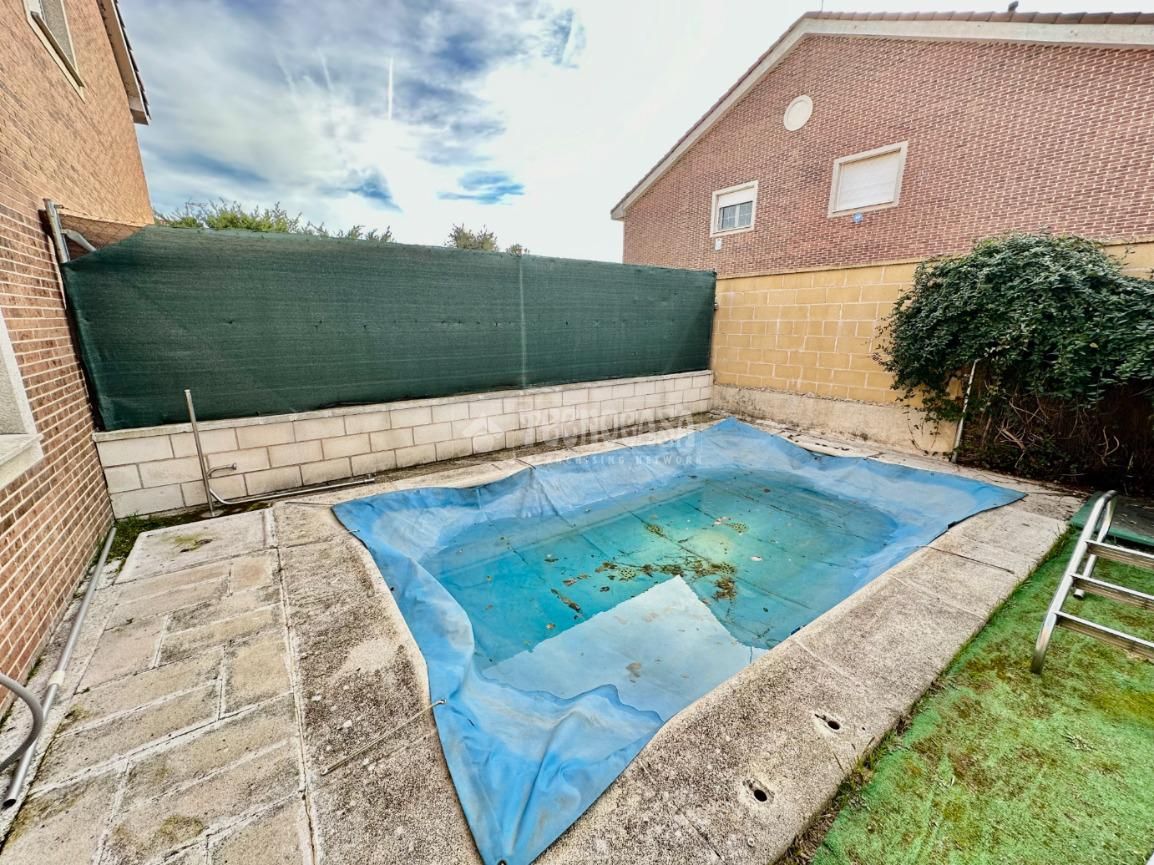 Piscina de Casa adosada en venta en Los Santos de la Humosa con Calefacción y Balcón