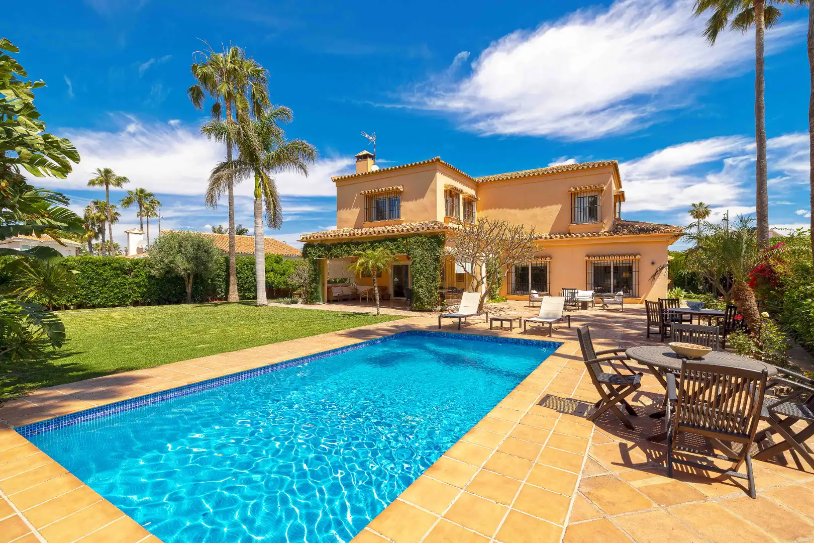 Außenansicht von Haus oder Chalet zum Verkauf in Málaga mit Klimaanlage, Heizung und Privatgarten