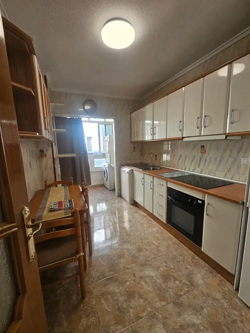 Cuina de Apartament de lloguer en Torrevieja amb Aire condicionat, Calefacció i Terrassa