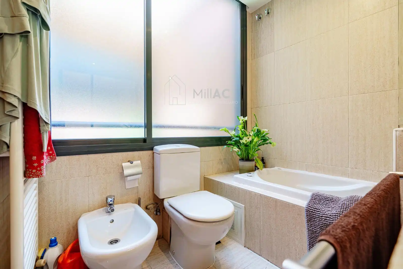 Baño de Casa adosada en venta en Madrid con Aire acondicionado, Calefacción y Jardín privado