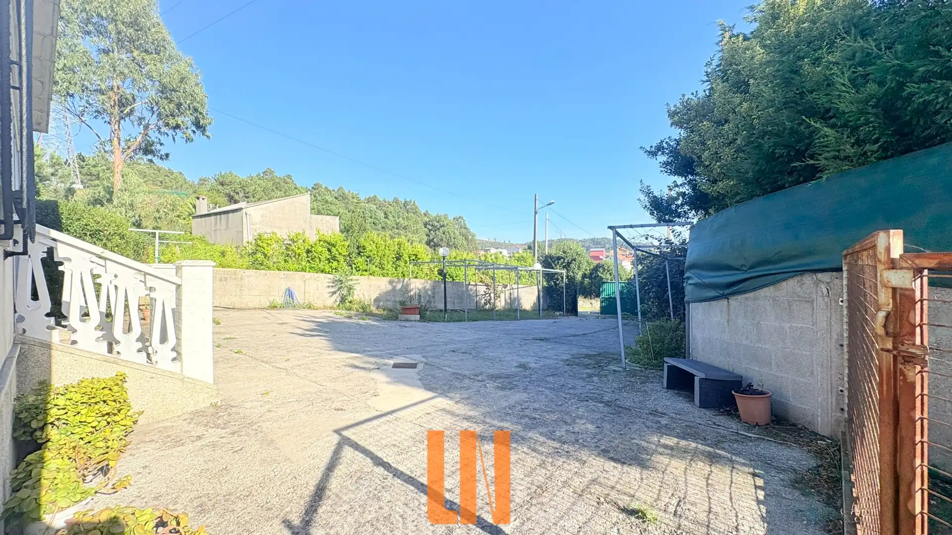 Parking of Houses for sale in Oseiro