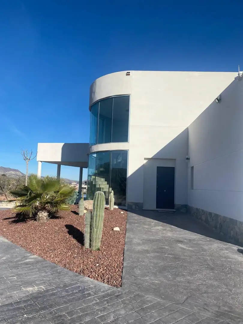 Vista exterior de Casa o xalet en venda en Elda amb Aire condicionat, Jardí privat i Terrassa