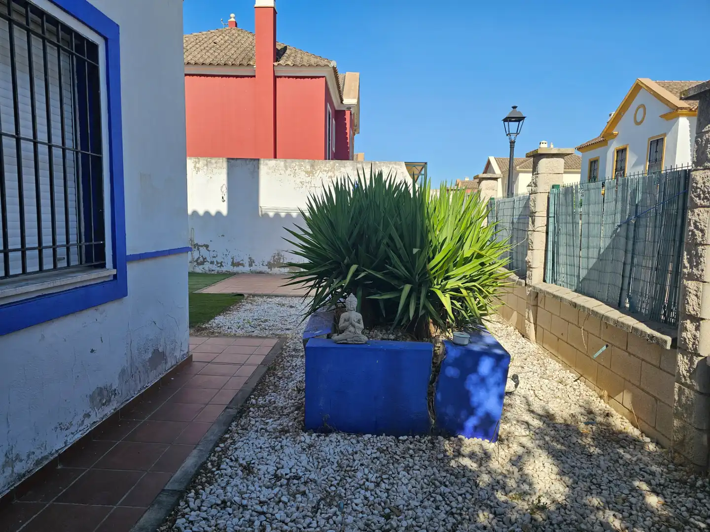 Garten von Einfamilien-Reihenhaus zum Verkauf in Umbrete mit Privatgarten, Abstellraum und Schwimmbad