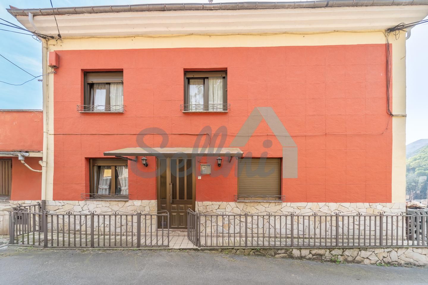 Vista exterior de Casa o xalet en venda en Mieres (Asturias) amb Calefacció, Terrassa i Traster