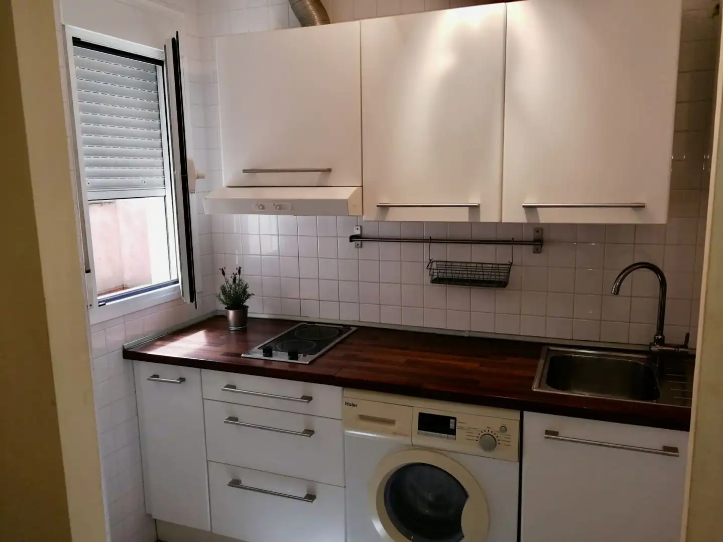 Küche von Wohnung zum Verkauf in Sanlúcar la Mayor mit Klimaanlage, Heizung und Abstellraum