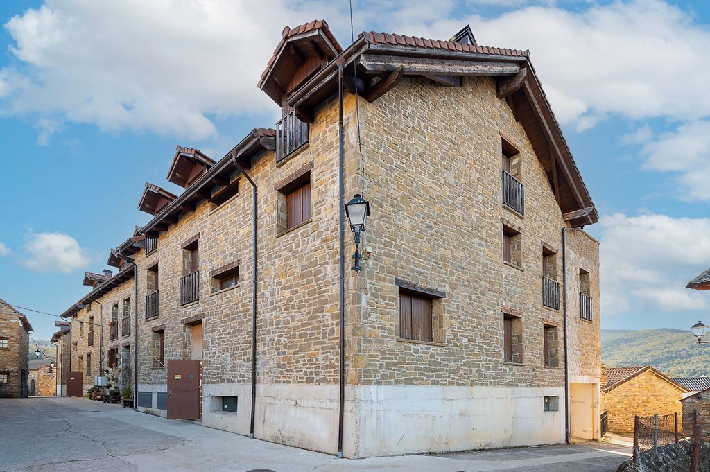 Exterior view of Building for sale in Aisa