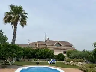Vista exterior de Casa o xalet en venda en Esparreguera amb Aire condicionat, Calefacció i Jardí privat