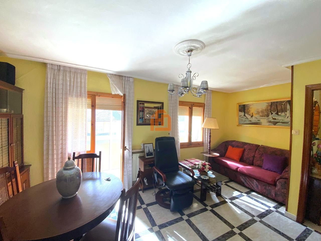 Sala d'estar de Pis en venda en La Pola de Gordón  amb Calefacció i Moblat