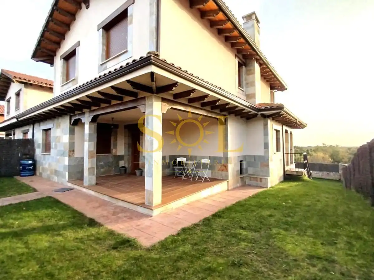 Terrassa de Casa adosada en venda en Valverde de la Virgen amb Calefacció, Jardí privat i Parquet