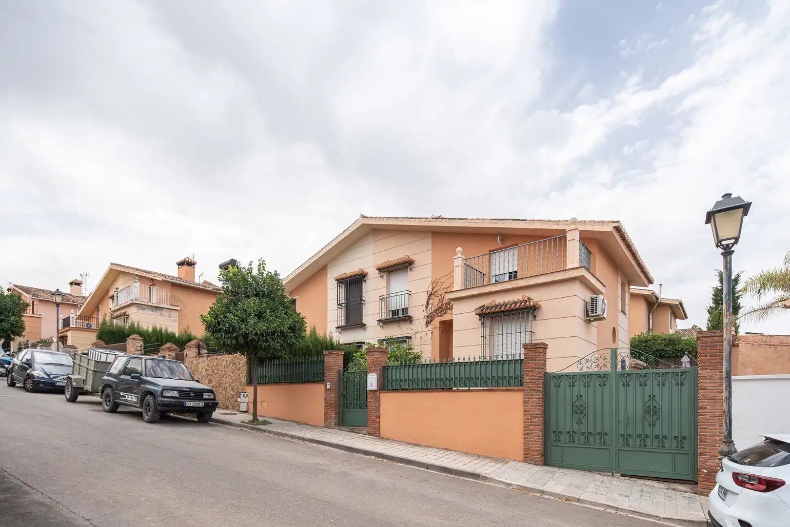Vista exterior de Casa adosada en venda en Huétor Vega amb Aire condicionat, Jardí privat i Terrassa