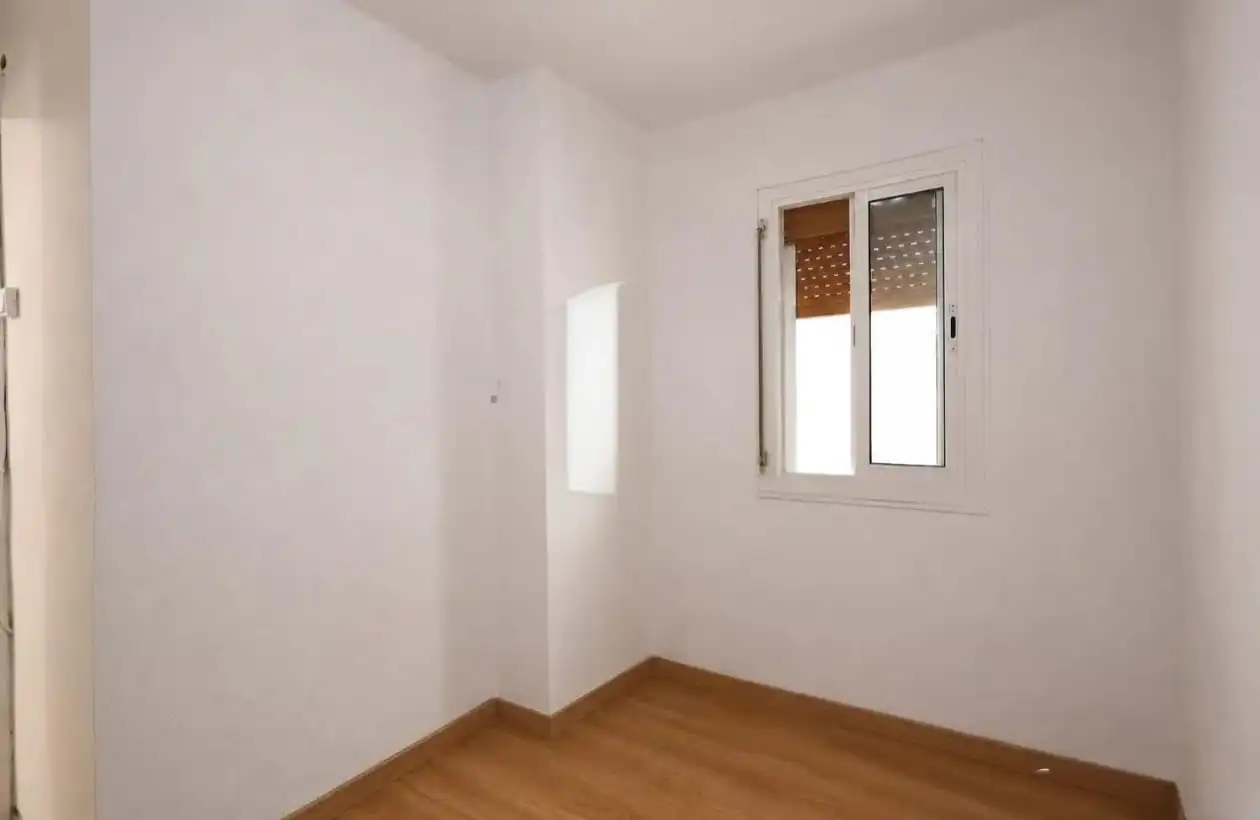 Habitación de Piso en venta en L'Hospitalet de Llobregat con Terraza y Balcón