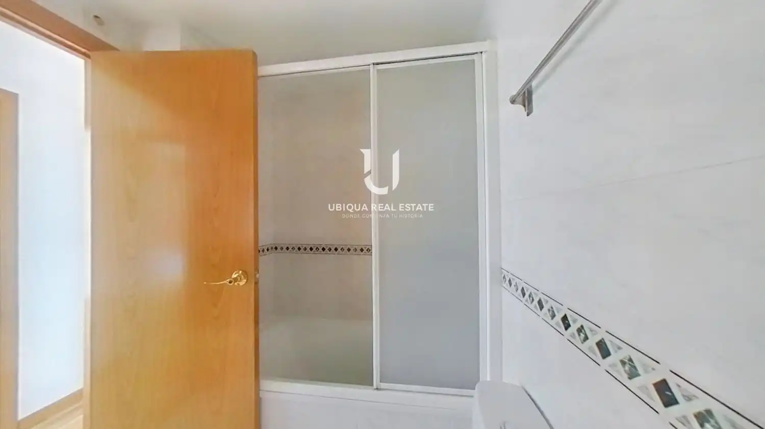 Baño de Piso en venta en Barcelona con Calefacción, Piscina y Piscina comunitaria