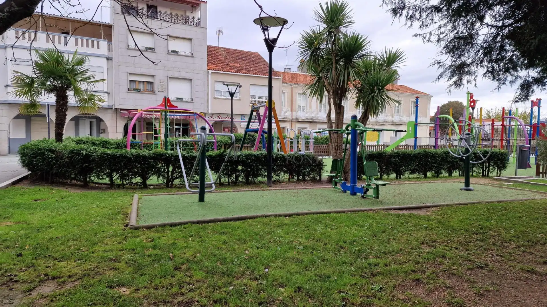 Vista exterior de Casa adosada en venda en O Grove   amb Calefacció, Jardí privat i Traster