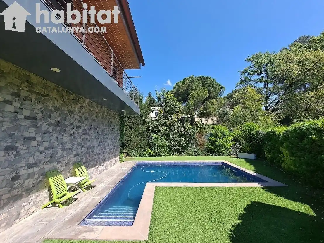 Piscina de Casa o xalet en venda en Sant Esteve Sesrovires amb Aire condicionat, Jardí privat i Terrassa
