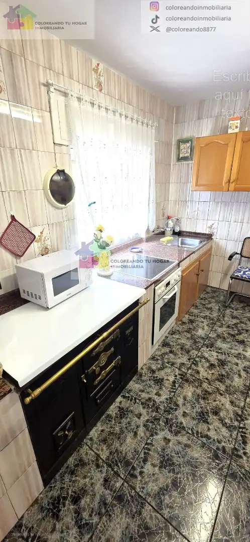 Cuina de Casa o xalet en venda en La Pola de Gordón  amb Calefacció, Jardí privat i Parquet