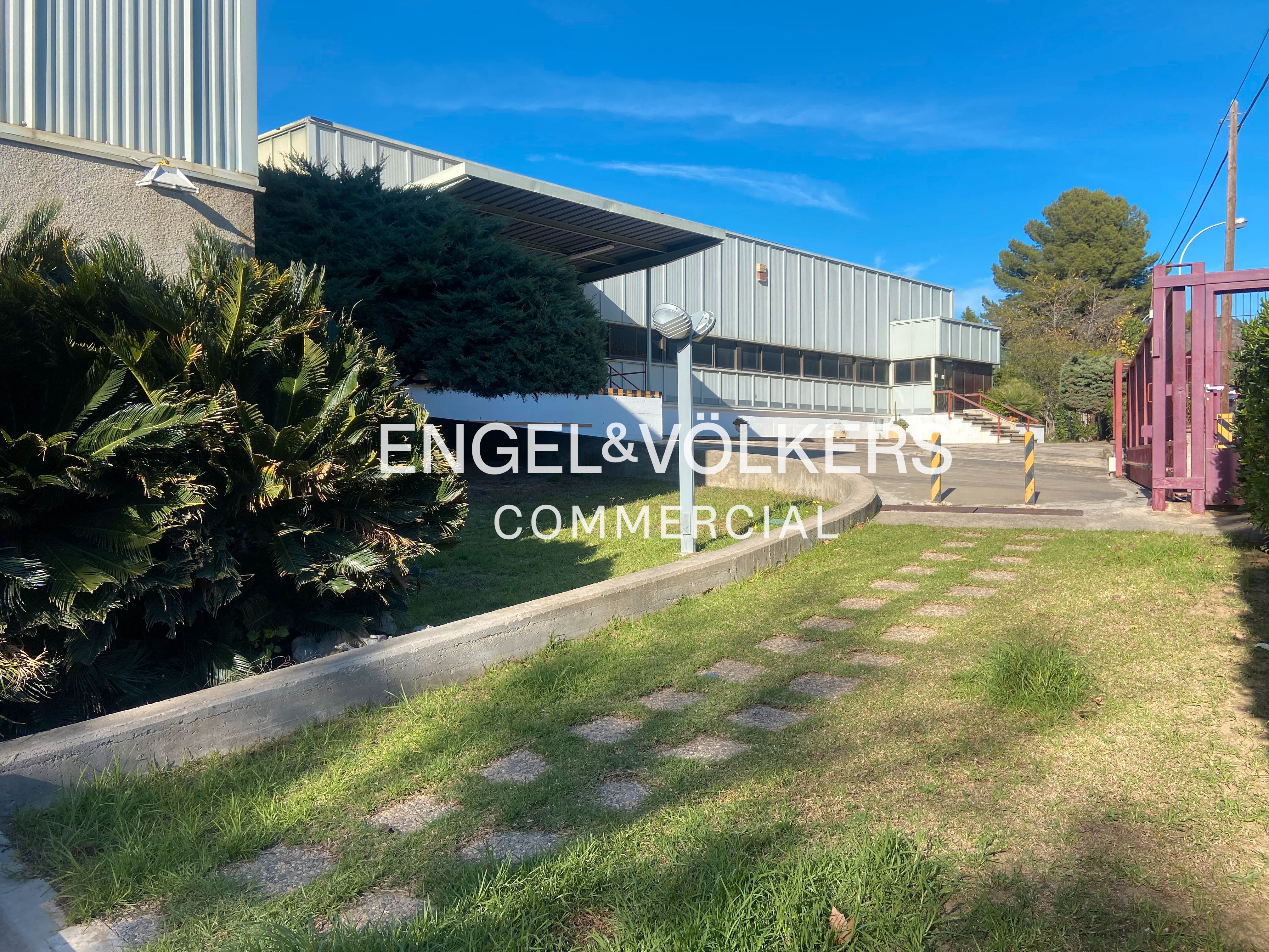 Vista exterior de Nau industrial en venda en Sant Just Desvern