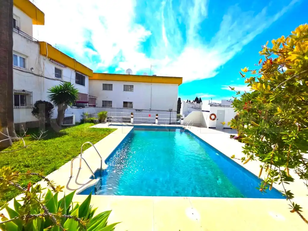 Piscina de Apartament en venda en Torremolinos amb Jardí privat, Piscina i Piscina comunitària