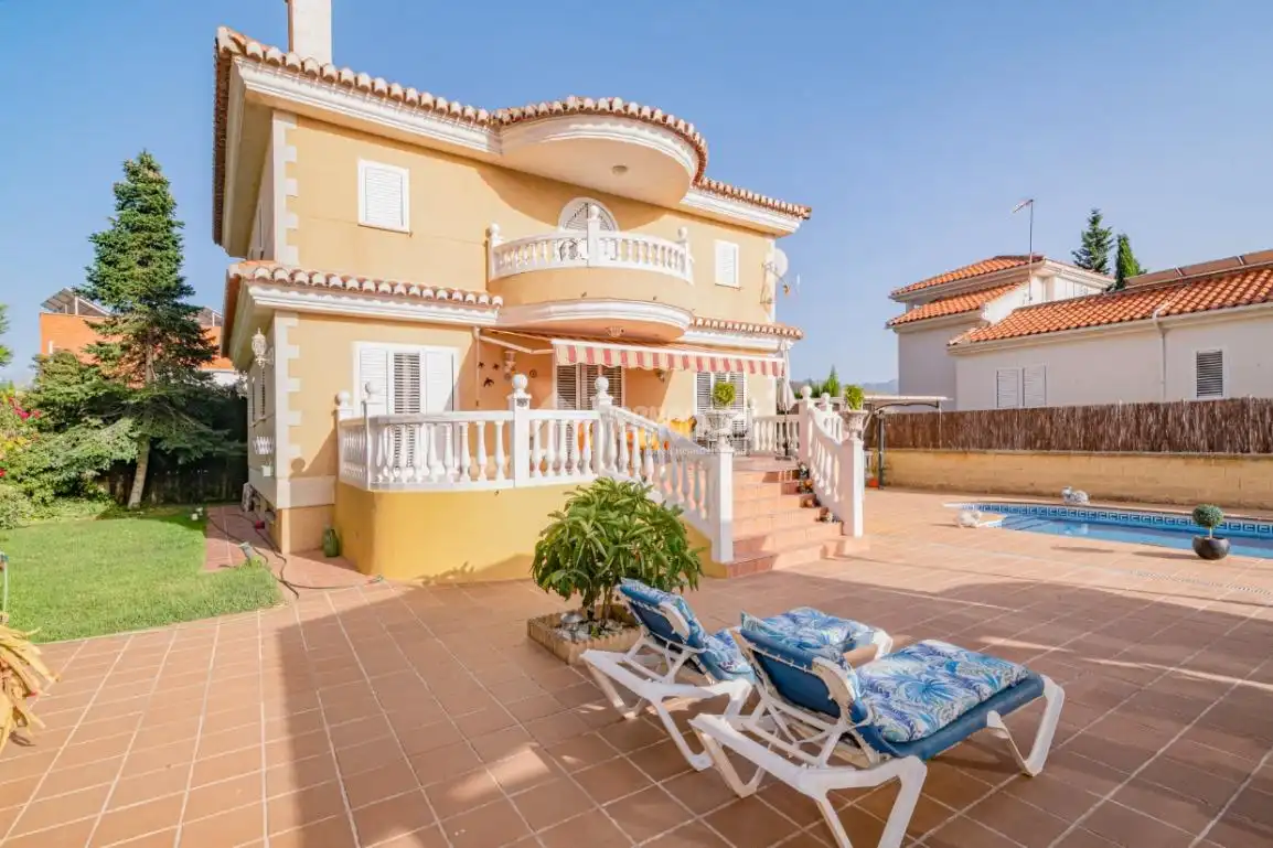 Exterior view of Houses for sale in Cenes de la Vega  with Terrace and Swimming Pool