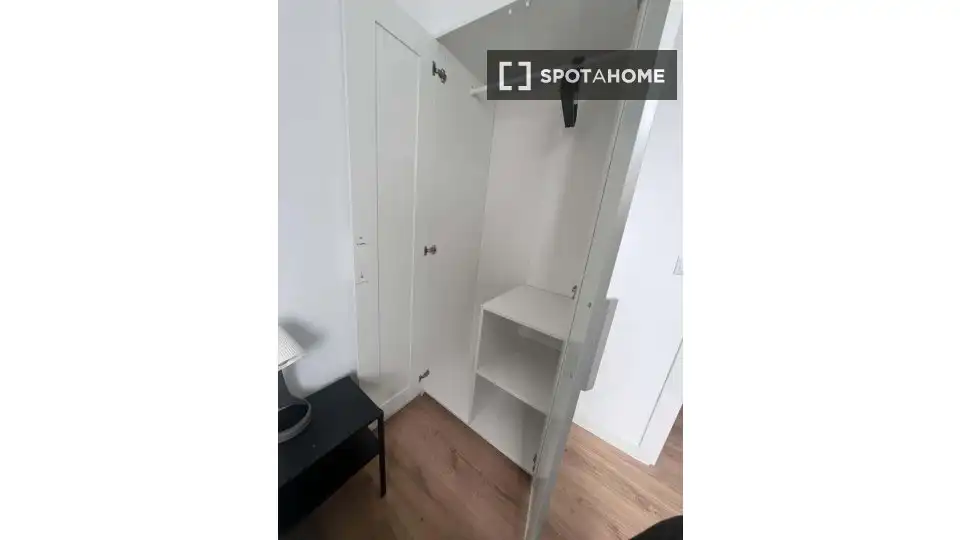 Schlafzimmer von Wohnung zur Miete in Madrid mit Klimaanlage, Heizung und Möbliert