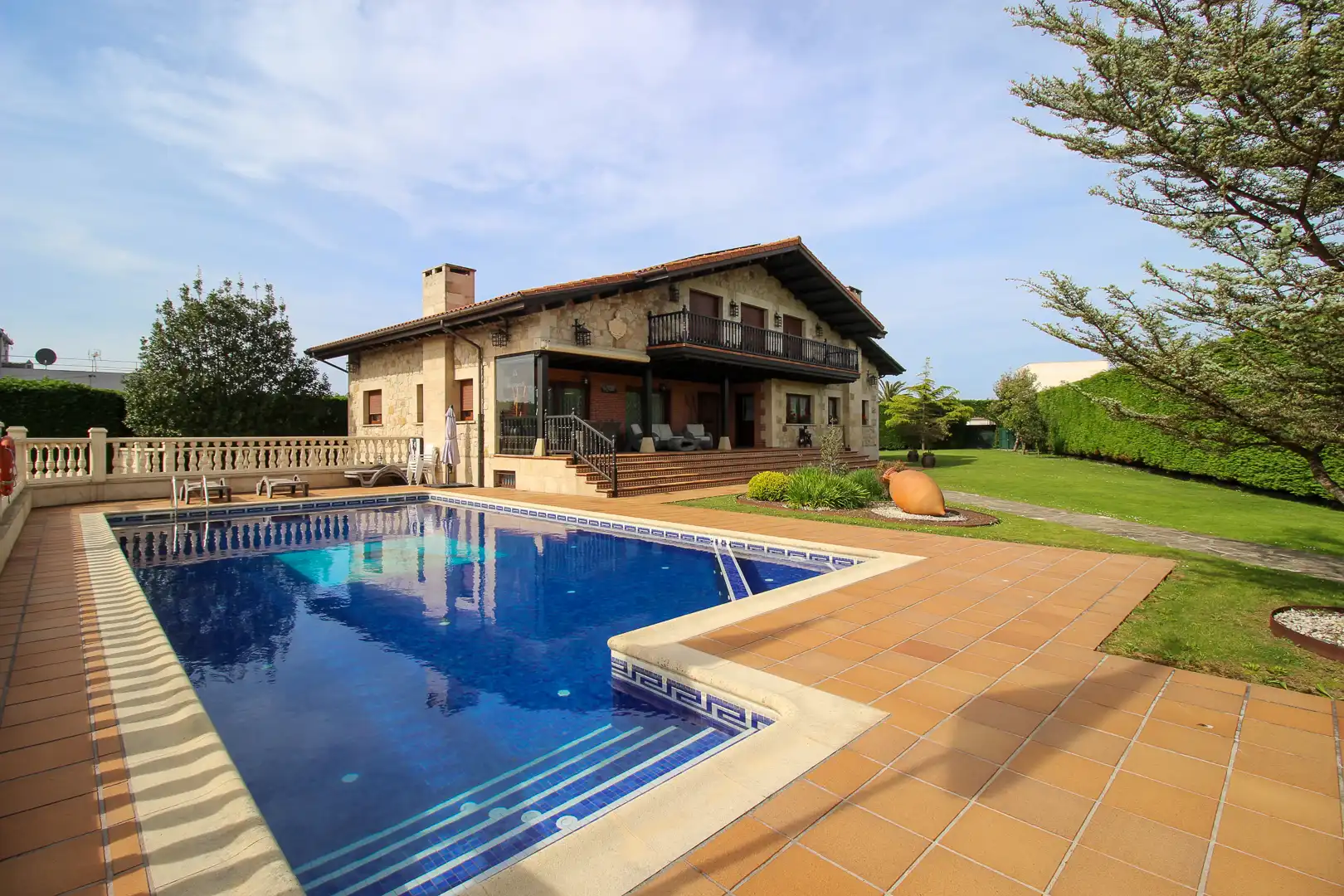 Piscina de Casa o chalet en venta en Santa Cruz de Bezana con Calefacción, Jardín privado y Terraza