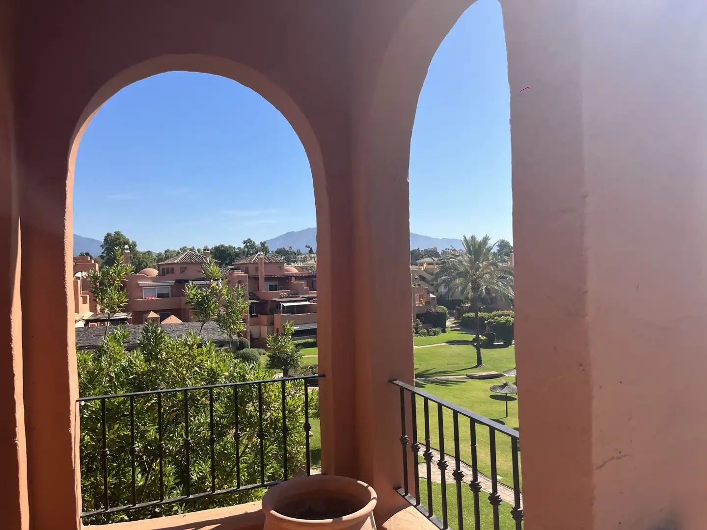 Außenansicht von Wohnung zum Verkauf in Estepona mit Klimaanlage, Heizung und Privatgarten
